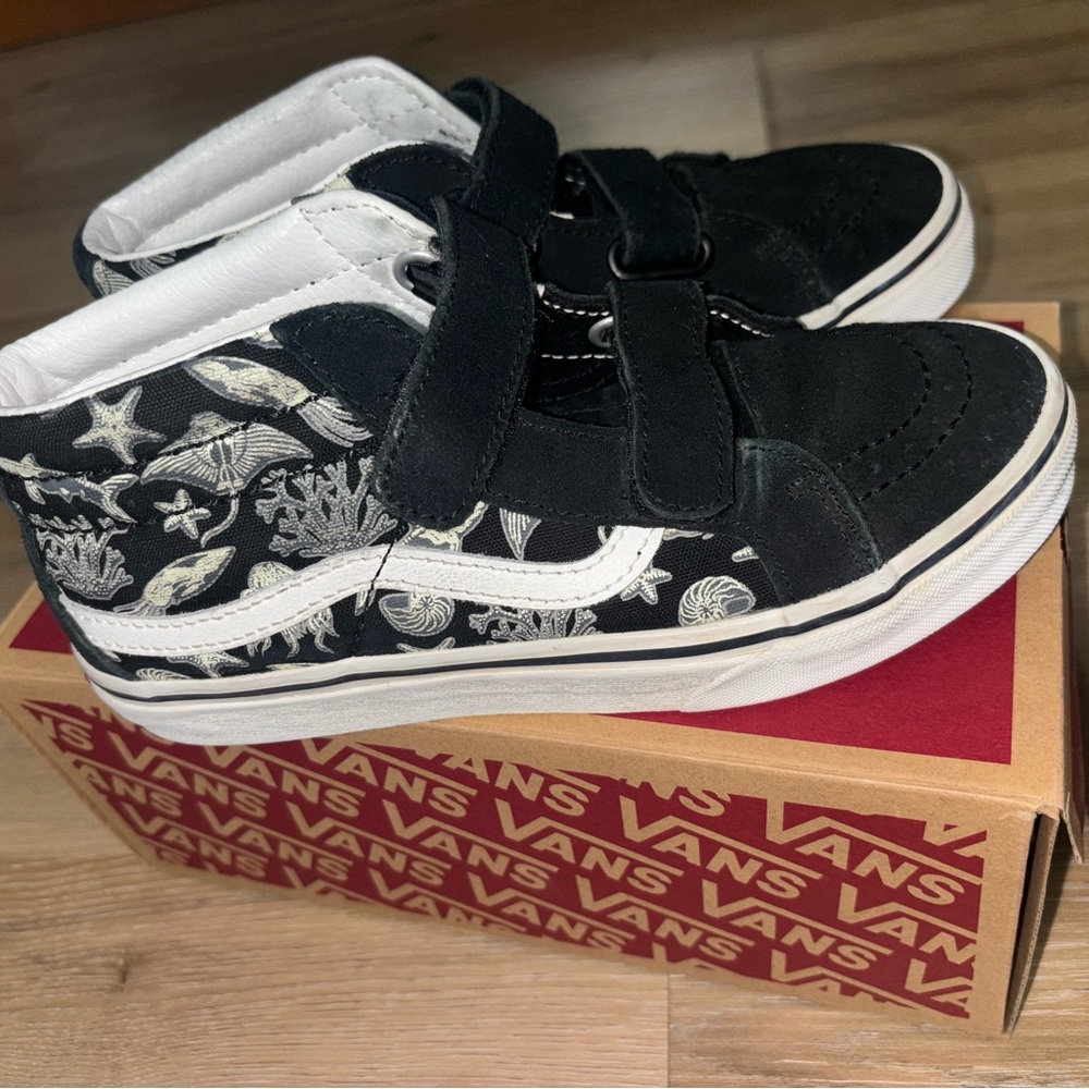 Vans Black and White Old Skool Sneakers Classic Design